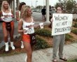 Funny pictures : Hooters Protest
