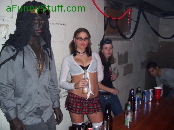 Funny pictures : A creepy dude, and a smokin schoolgirl...