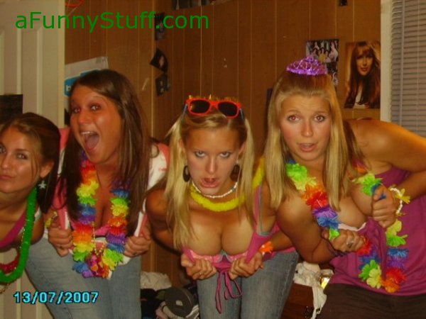Funny pictures : Cleavage Party!